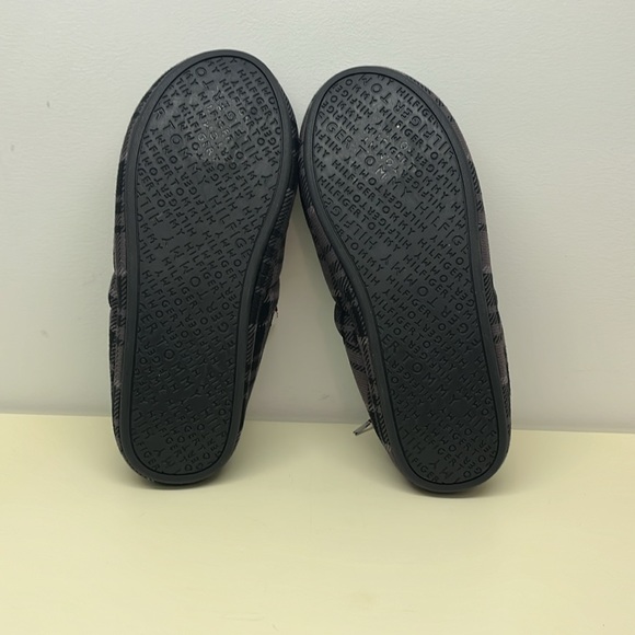 Tommy Hilfiger Gray Plaid Fluffy Slippers Men’s Size 9 (NWOT) - Picture 5 of 6